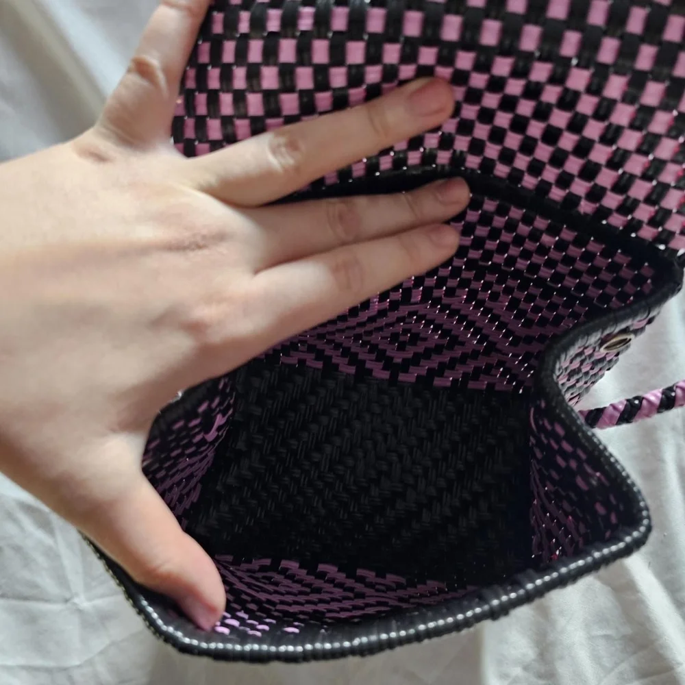 Black & pink checkered woven crossbody bag - Picture 4 of 5